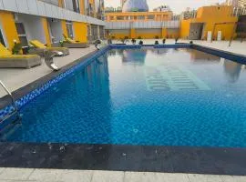 Luxuries Stay in Noida with Swimming Pool #Night Club #Party #Cafe at Mall - GHUMLOO