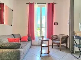 Cocoon Moderne, Close to Train Station & Shops