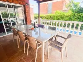 Casa grande con piscina para familias
