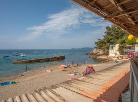 Appartement Escaliers, hotel v destinaci Le Pradet