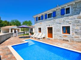 Villa Azi, a cozy mediterranean hideaway, peaceful and fenced, Hotel in Pićan