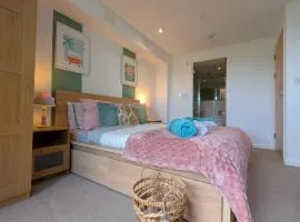Apartment 100m from Fistral Beach- Underground Parking-Surf Shower & Locker- Sleeps 6