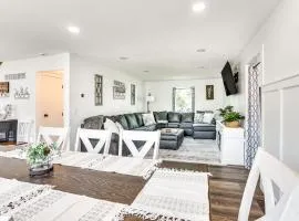 15 Mi to Downtown Sioux Falls: Gem w/ Yard!