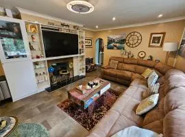 Stunning 4 bed house with huge garden and parking