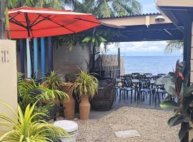 Exclusive Beachfront House with Pool, vilă din Lobo