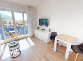 Superbe studio climatisé entièrement rénové au 5ème et dernier étage sur le bord de Mer de Menton