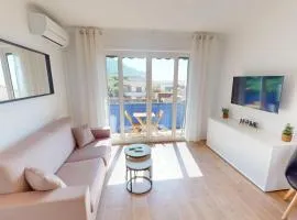 55E - Superbe studio climatisé entièrement rénové au 5ème et dernier étage sur le bord de Mer de Menton