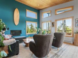 Panoramic Rainforest & Ocean Views, Fire Pit & EV Plug in Ucluelet, hotell sihtkohas Ucluelet