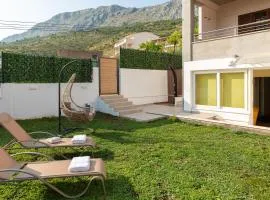 Akvarel Apartment - Private Garden Terrace & BBQ