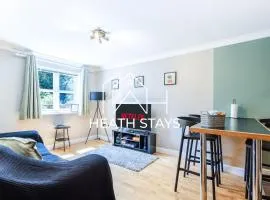 Newly Refurbed Warwick Apt 2BR Sleeps 3 Free Parking