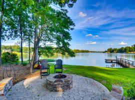 Waterfront Cabin on Lake Sinclair with Private Dock!, hotel v destinaci Meriwether