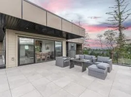 Elegant Retreat in Nanaimo with Style & Comfort