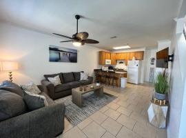 Cheerful 3 bedroom townhome Pool! Beach! Fun!, hotel en Gulfport