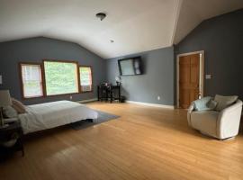 Quiet Cozy Stay Spacious Home Near Beach & Shops, hotel v destinaci Hamden