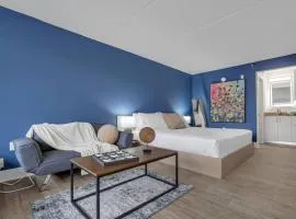 Luxury King Room w Pool and Parking near Disney