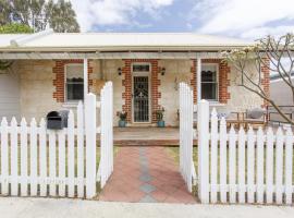 Charming Charles Pet Friendly Near Cafes and Beaches, hôtel à South Fremantle