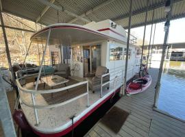 The Albatross-Houseboat DT Knox, glamping site in Knoxville