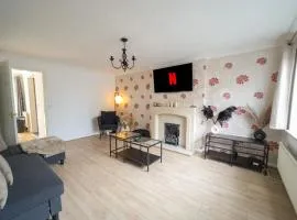 Contractors - Sleeps 8 - Double Driveway - City Centre - 3 Double Rooms - Garden - Coventry