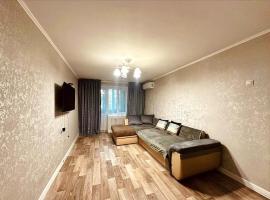 Светлая 1-комнатная в центре Тараза, всё для комфортного проживания, hotel in Taraz