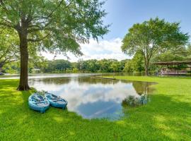 Lake Tawakoni Access and Hot Tub - Wills Point Home!, hotel v destinaci Wills Point