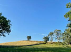 H&aring;kansg&aring;rden, beautiful views in the middle of &Ouml;sterlen, alojamento com cozinha em G&auml;rsn&auml;s
