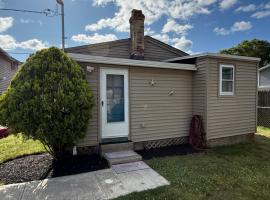 The Cozy Back Bungalow، كوخ في وارويك