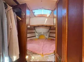 Cozy Oasis near Barcelona & Fresh Sea Breeze Boat Stay
