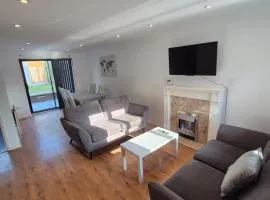 Bright & Cozy 3 Bed House with Parking