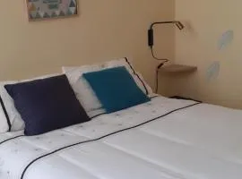 Chambre indépendante et coin repas proche Futuroscope et Civaux
