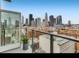 Gorgeous 3BR High-Rise with Pool, Spa & City Views