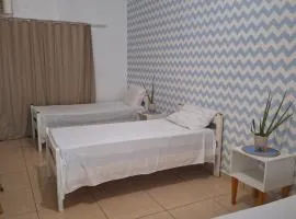 Quarto triplo com banheiro compartilhado