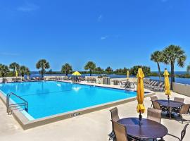 Gulf-View Condo w/ Beach Access in Hudson, ξενοδοχείο σε Hudson