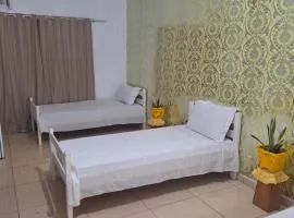 Quarto triplo com banheiro compartilhado