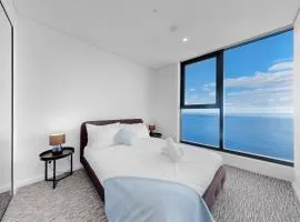 Beach Front 2BR Meriton Sunrise & Ocean Views