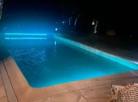 La Cigale- Rez de villa avec piscine