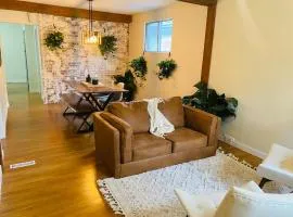 Trendy Kensington 3 min Walk Backyard AC Garage
