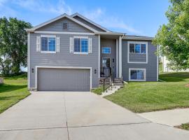 4 Mi to Offutt AFB - Family Home in Omaha Suburbs!, Hotel in Bellevue