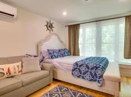 Walk to Beach & Lighthouse: Oak Bluffs Studio!