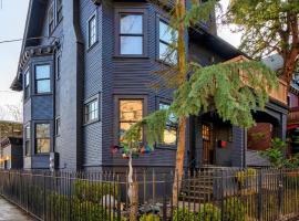 Stay Portland - 1910 Historic Jessie Morehead House - 98 WalkScore, hotel in Portland