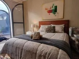 Suite Conforto com ar e wi-fi, super bem localizado