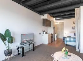 Cozy Studio - Private Balcony Bath and Tub