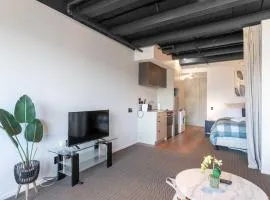 Cozy Studio - Private Balcony Bath and Tub