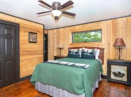 Cozy Cabin Retreat Hot Tub & Scenic Surroundings