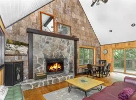 Cozy Cabin Retreat Hot Tub & Scenic Surroundings