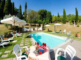 Villa in Uzzano with Private Pool & Garden, hotel a Uzzano