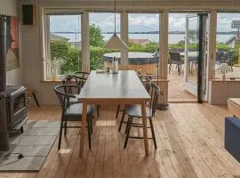 Cozy Beach House With Sea View In Gråsten