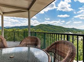 Cozy Retreat 2BR Condo with Jacuzzi & Indoor Pool, condo in Pigeon Forge