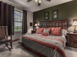 Cozy Retreat 2BR Condo with Jacuzzi & Indoor Pool, hotel v destinaci Pigeon Forge