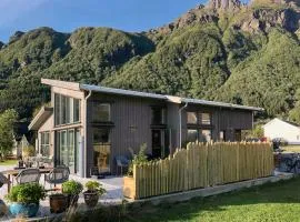 Architect Cabin Embraced By Sea And Mountains