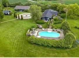 Beautiful Log House With A Pool In South Funen, hotel v destinaci Vester-Skerninge